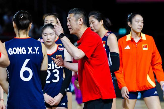 中国女排两连胜：主帅赵勇喊醒队员，硬仗即将打响