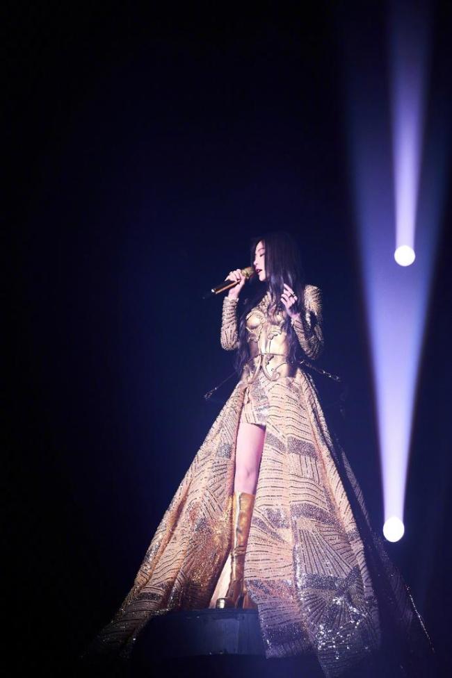 张靓颖自曝患病 伸懒腰手掌流血十年