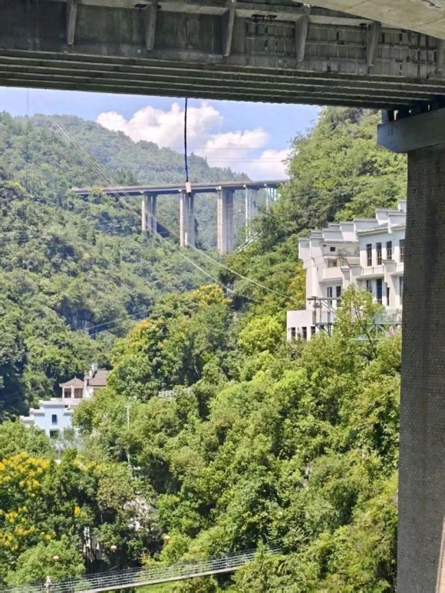 景区蹦极项目游客下落反弹后落水 绳断人伤引关注