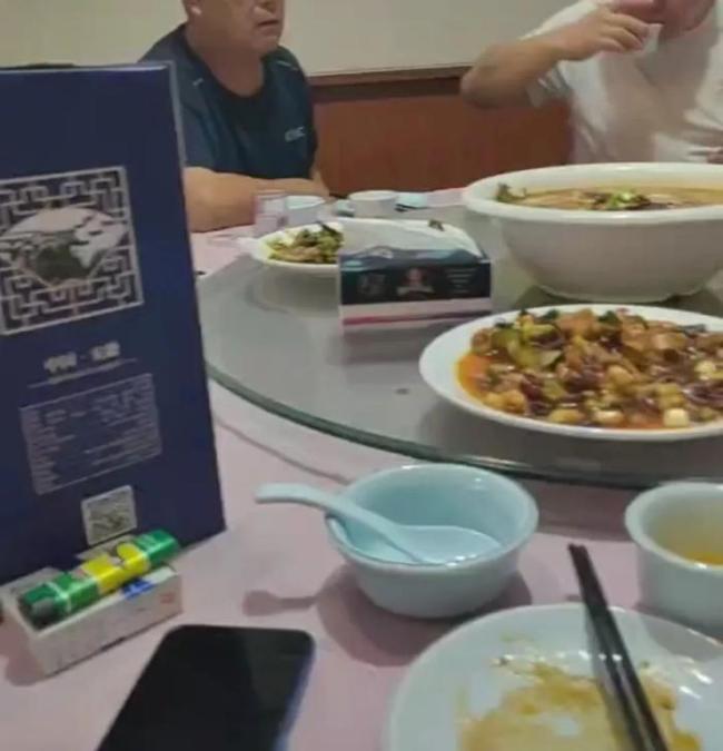 男子称与所长局长吃饭喝酒 纪委辟谣 视频发布者被罚两百元