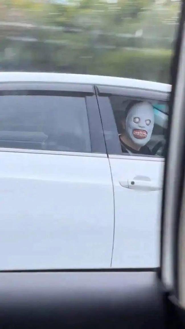 知情人回应戴恐怖面具者非故意吓人 实为节日道具引发误会