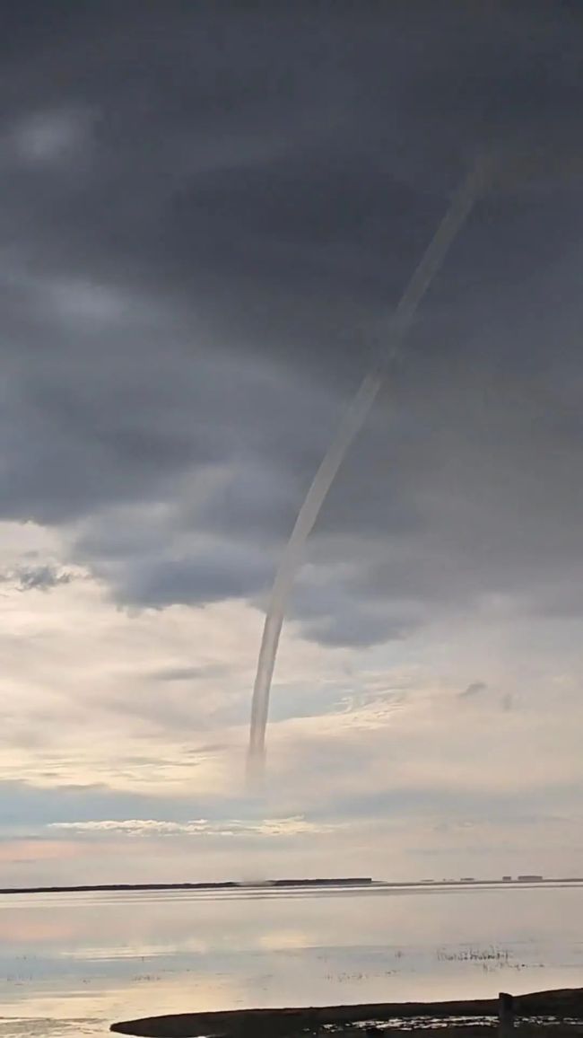 黑龙江一地惊现“龙吸水” 天空中插了根吸管