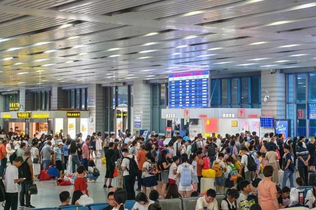 实拍！高铁和渔船同框瞬间，绝了！