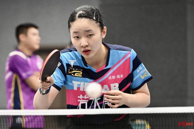 张本美和加盟成都俱乐部后首亮相 与球迷友好切磋