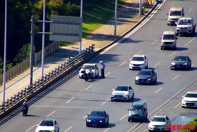 男子刚买新车在二环线上倒车被扣:司机面临驾驶证记21分,罚款2300的处罚