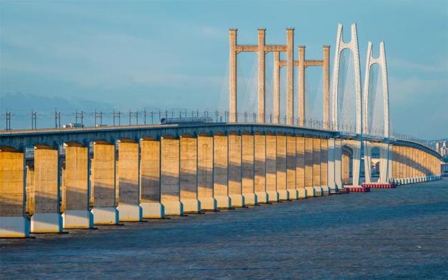 实拍！高铁和渔船同框瞬间，绝了！