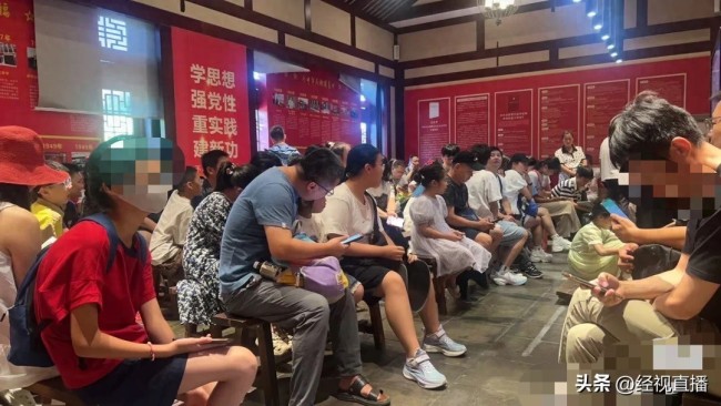 为免票背《<strong>滕王阁序</strong>》现场像早读：游客们坐满了排队大厅，纷纷低头背诵诗文