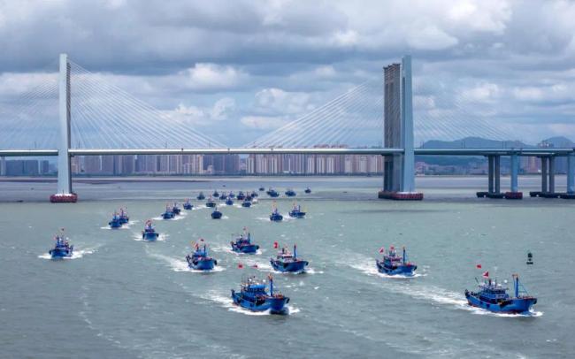 实拍！高铁和渔船同框瞬间，绝了！