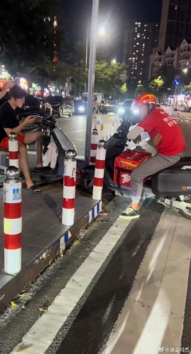 两电动车对峙 从天亮僵持到天黑