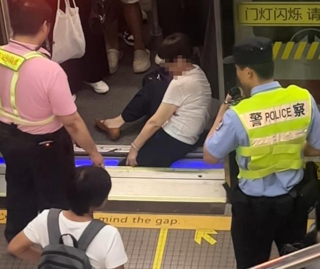 上海地铁回应乘客踩空腿卡缝隙 迅速救援确保安全