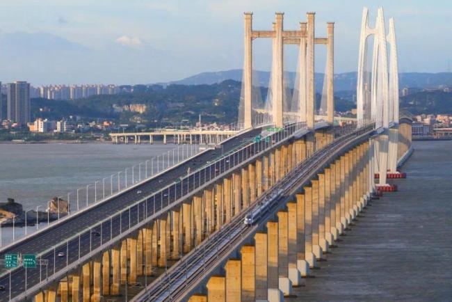 实拍！高铁和渔船同框瞬间，绝了！