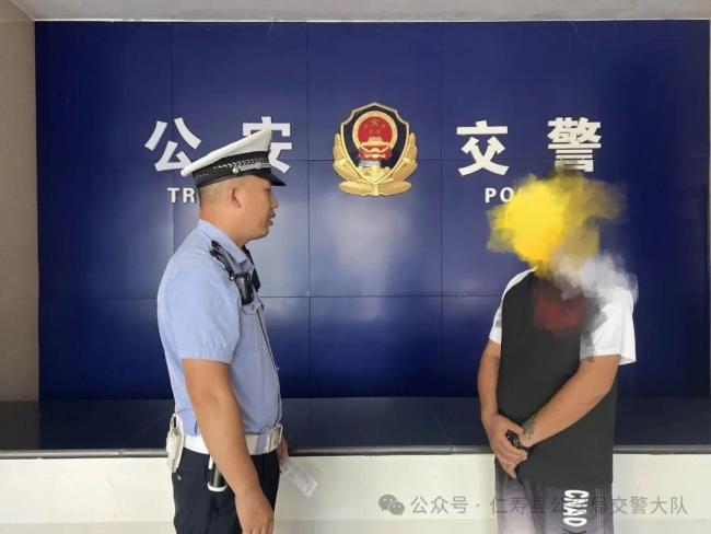 男子隧道内停车直播烧烤被记9分 男子致歉b