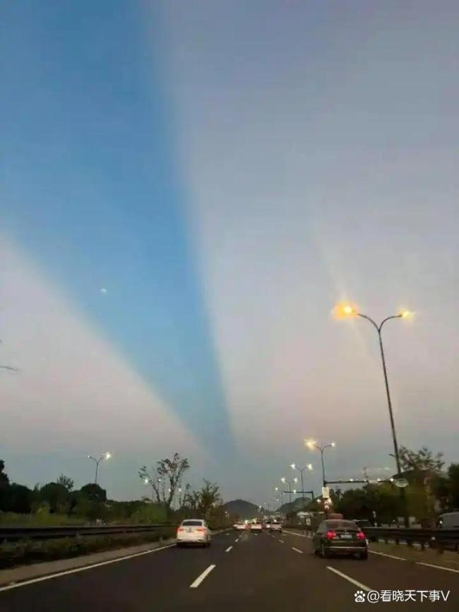 七夕前夕杭州上空现绚丽光带