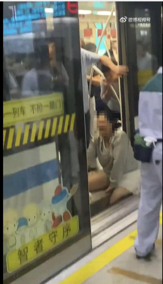 上海地铁回应乘客腿卡缝隙 迅速救援确保安全