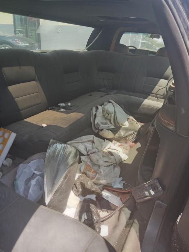 加长林肯“僵尸车”被弃路边5年多 豪车成街头“广告位”