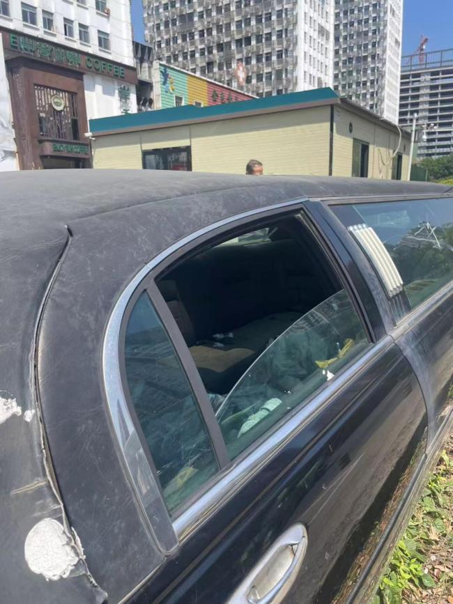 合肥最贵僵尸车被弃路边5年多 豪车成街头“广告位”