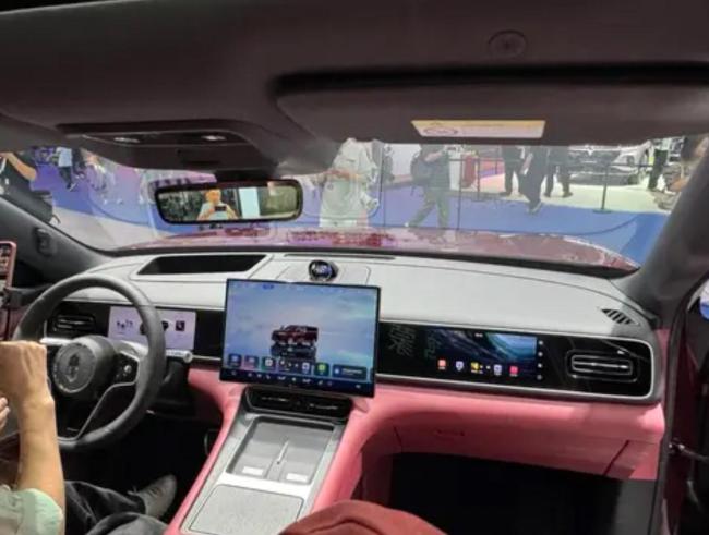 车展实拍全新问界M7 家族设计与双动力系统亮相