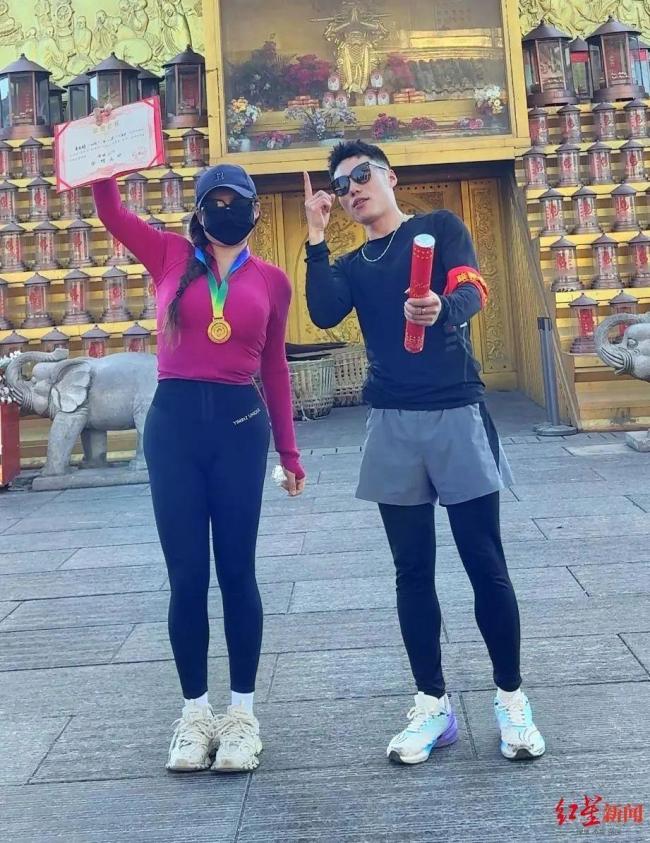 陪爬团公主抱游客登山领队发声 新兴服务引热议