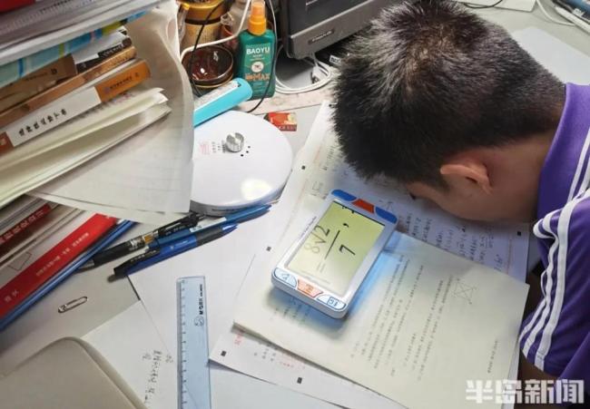男孩双眼视力仅0.01被青大录取 逆境中的光芒