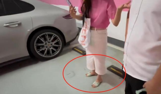 保时捷女车主一车占两位反教育旁车车主 素质何在？