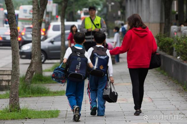 曝广州一学校安排学生在地下室上课 家长不满三点🕒️放学安排