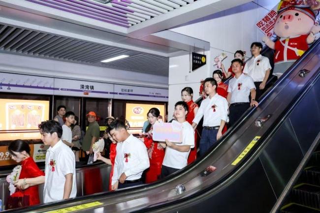 新人在地铁内给乘客发喜糖 甜蜜互动引关注