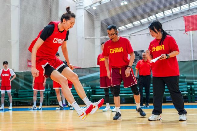 中国女篮高原集训张子宇出现高反