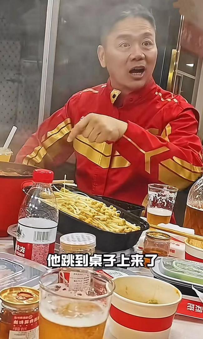 刘强东夜市用塑料碗和乡亲们喝酒 真性情获赞