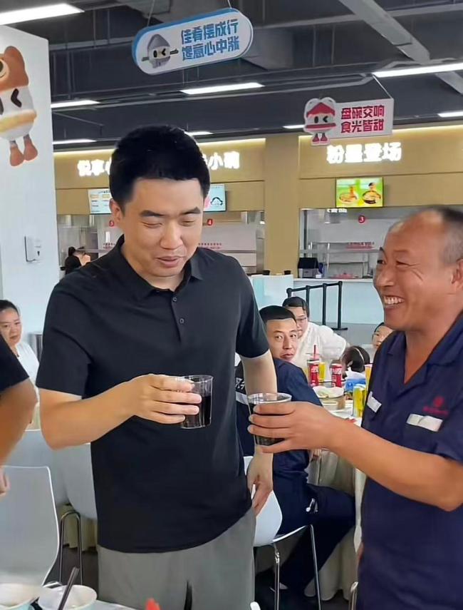刘强东夜市用塑料碗和乡亲们喝酒 真性情获赞