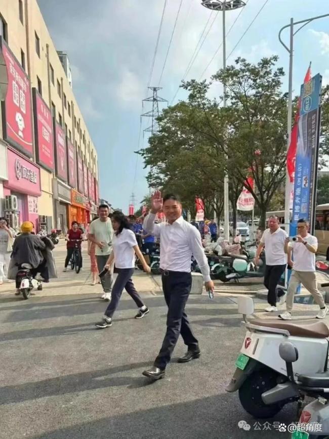 刘强东回老家宿迁逛夜市吃路边摊 京东折扣超市开业庆典出席