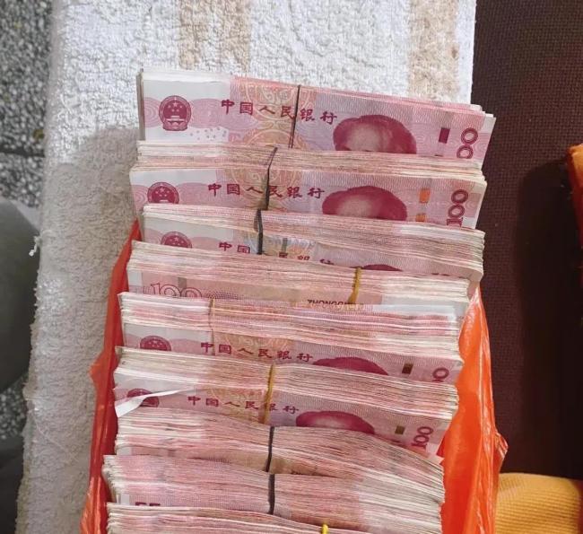 大妈接还钱电话险成电诈洗钱工具人 揭示老年人反诈教育的重要性