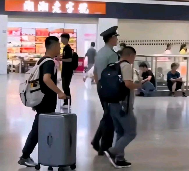 国防科大接新生 自带千军万马气势 威严迎新引关注