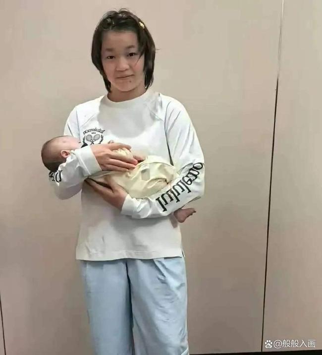 全红婵抱上谢思埸的宝宝了 温馨画面暖人心