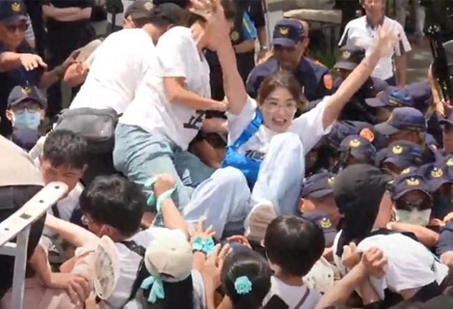 台湾警民爆发冲突 罗智强声援民众党