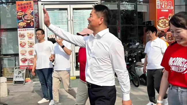 刘强东见证宿迁队进球后振臂高呼