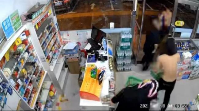 4名蒙面青年洗劫无人超市 监控全程记录