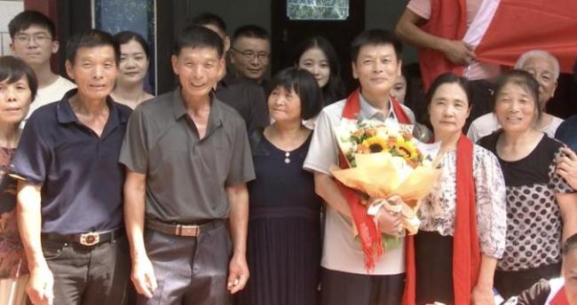 男婴被送养60年后与家人团圆