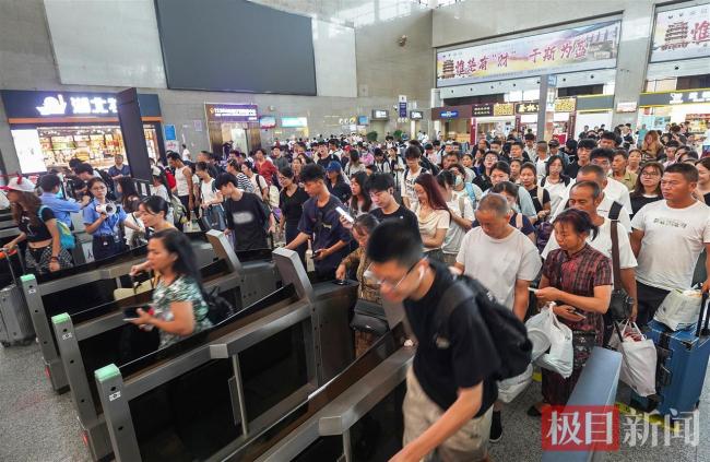 2025年铁路暑运圆满收官 旅客发送量创新高