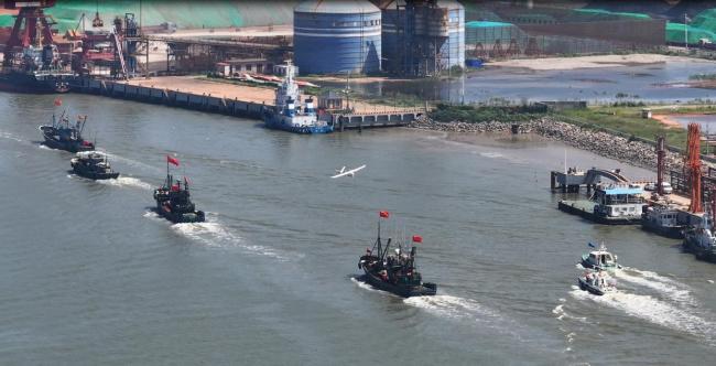 黄渤海区3万余艘渔船争“鲜”出海 护航行动保障安全