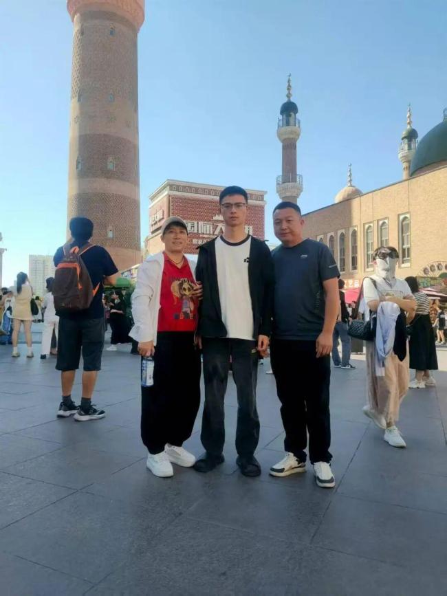 夫妻自驾3700公里送儿子去新疆上学 沿途游玩直播记录旅程