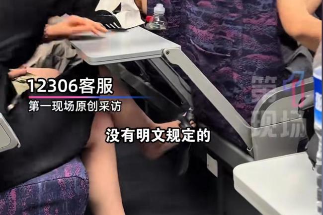 高铁上一女子狂推前排椅背前排乘客淡定不语 座位调节引发争执