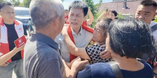 男婴被送养60年后与家人团圆
