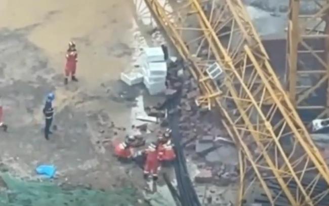 成都某建筑工地塔吊出现倒塌 5人遇难现场曝光