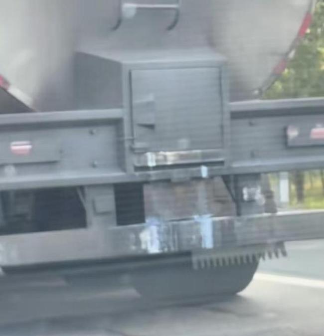 完达山运奶车被拍到罐体漏奶车体脏 食品安全引热议