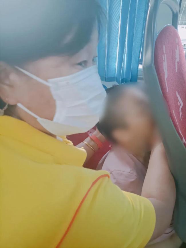 女乘客晕倒 3名文明引导员齐力相助 车厢里的温暖救援