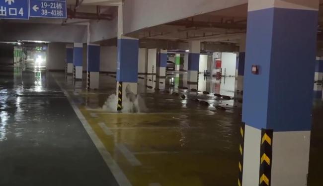 物业回应地下车库承重柱底部涌水 初步判断为地下水返涌