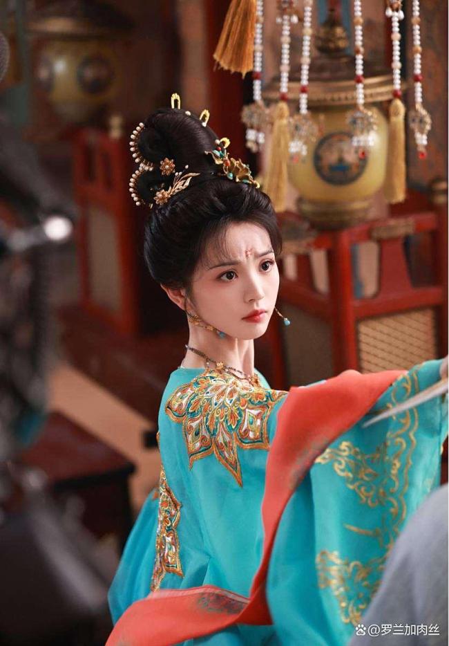 田曦薇造型基础脸就不基础 多面魅力尽显