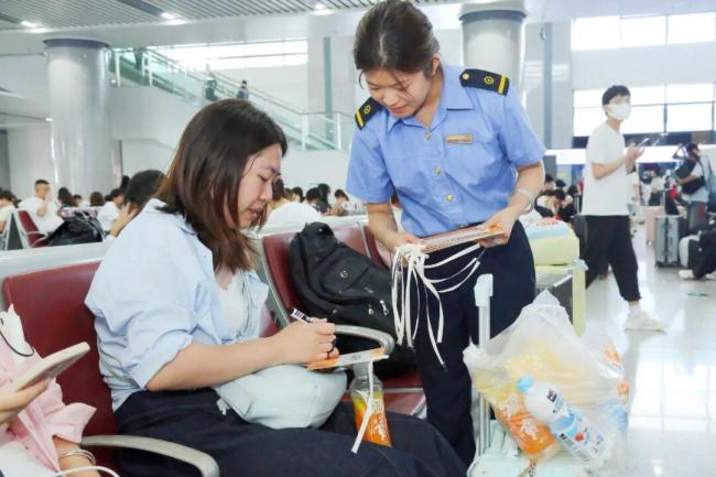 河南两趟高铁列车成“学生专列” 青春启航新学期
