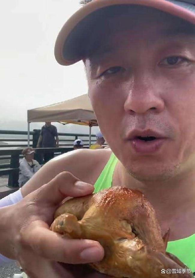 女子参加马拉松比赛边跑边吃 东北特色流水席引发热议