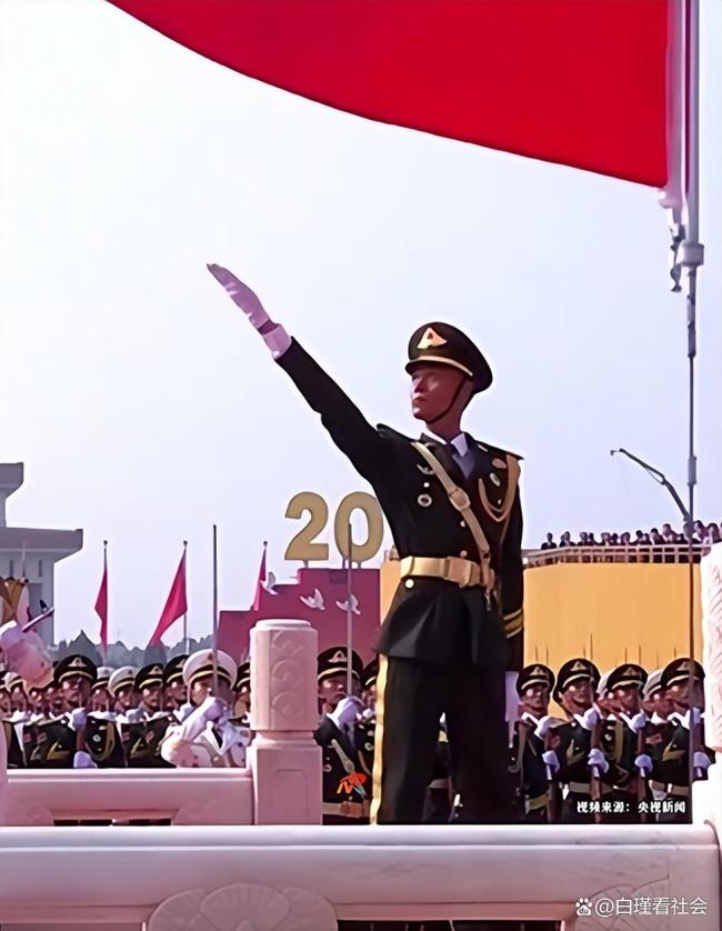 河南小伙张威任阅兵升旗手,每天挥臂1300下,13双破手套令人泪目